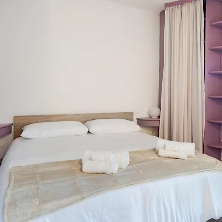 Stylish & Colorful Open Space - Sleeps 5 *