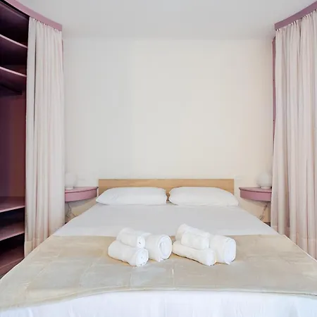 Stylish & Colorful Open Space - Sleeps 5 Apartment *