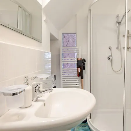 Apartment Stylish & Colorful Open Space - Sleeps 5