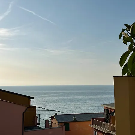 Stylish & Colorful Open Space - Sleeps 5 * Manarola