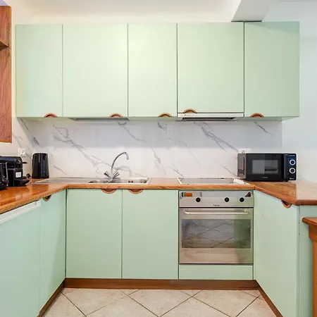 Stylish & Colorful Open Space - Sleeps 5 Apartman