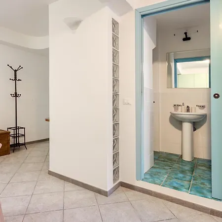 Stylish & Colorful Open Space - Sleeps 5 Apartman