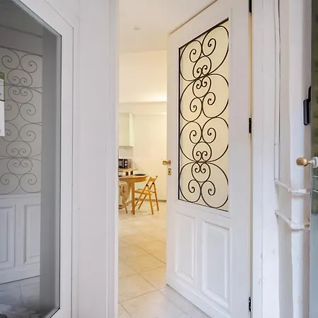 Stylish & Colorful Open Space - Sleeps 5 דירה
