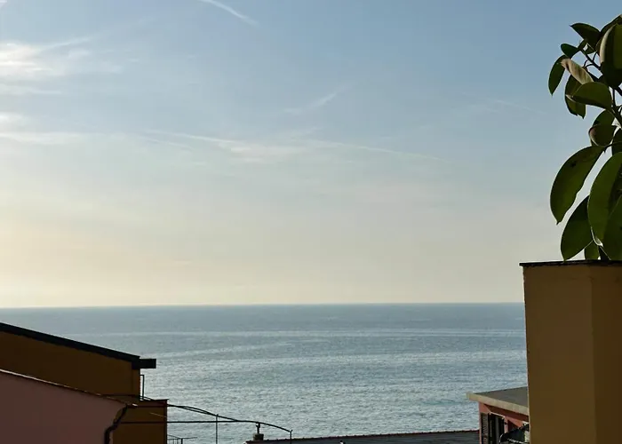Stylish & Colorful Open Space - Sleeps 5 * Manarola
