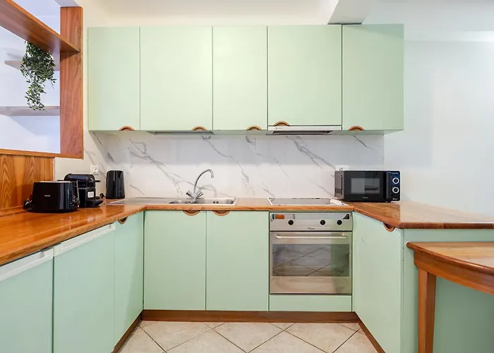 Stylish & Colorful Open Space - Sleeps 5 Apartman