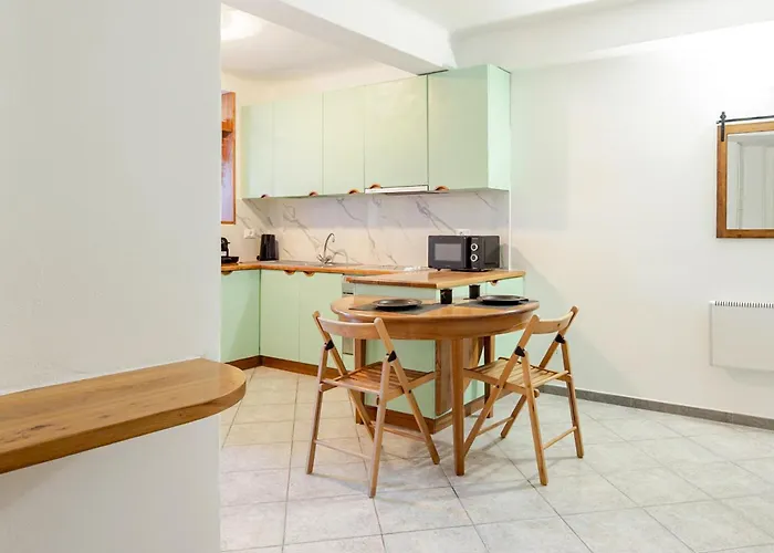 Stylish & Colorful Open Space - Sleeps 5 Apartman