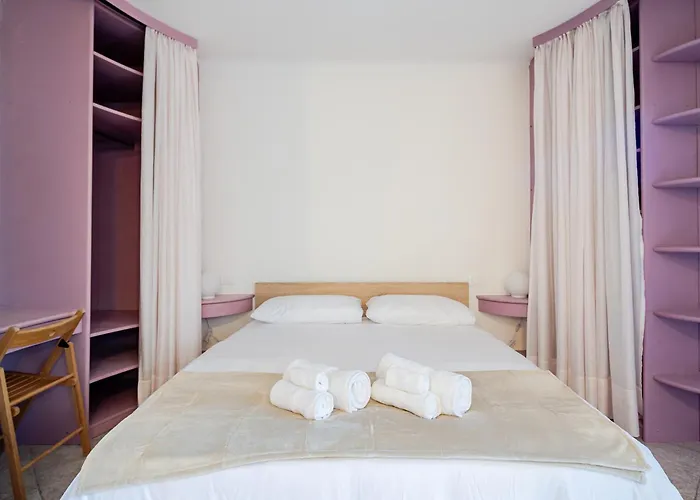 Stylish & Colorful Open Space - Sleeps 5 Apartman *