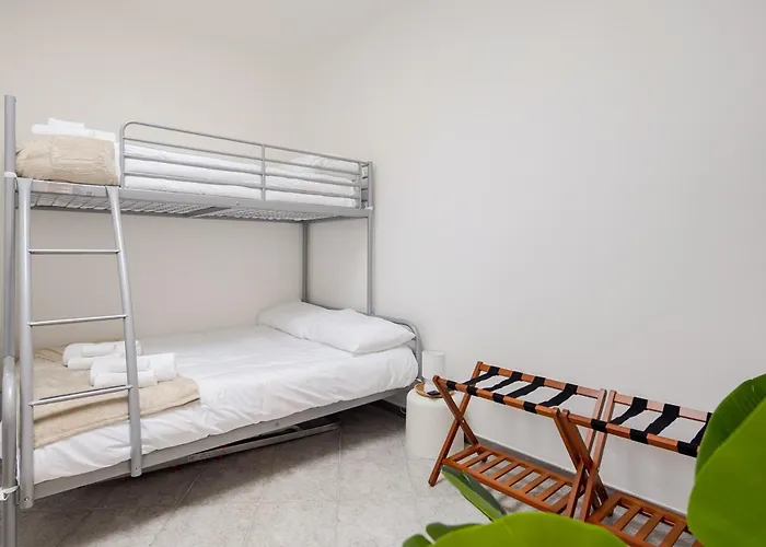 Apartman Stylish & Colorful Open Space - Sleeps 5 *