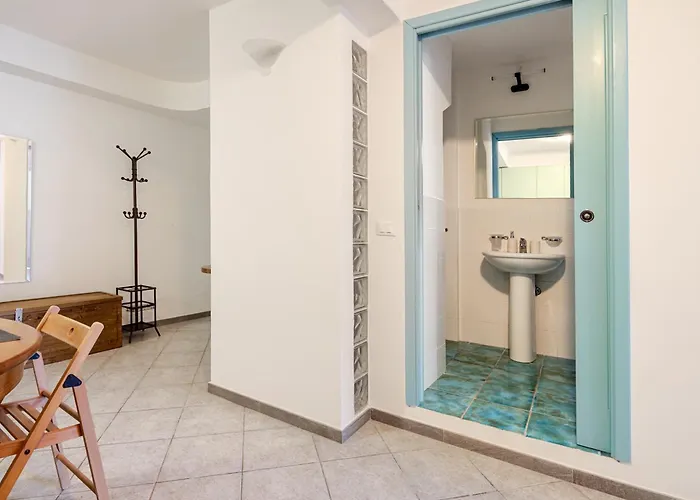 Stylish & Colorful Open Space - Sleeps 5 Apartman