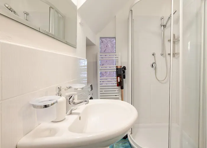Apartman Stylish & Colorful Open Space - Sleeps 5